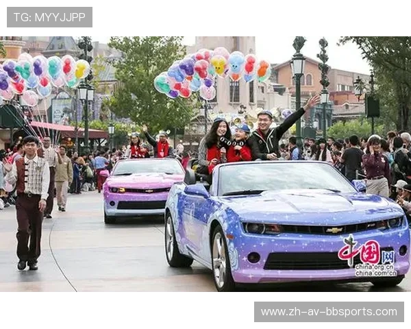 轨道上的足球狂欢节主题专列正式开通